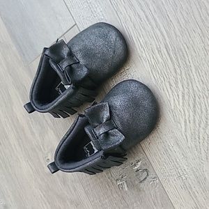 🛍️ bundle5 itemsfor$15 🛍️3-6mo Carter's moc crib shoe